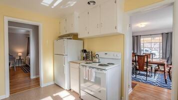 Casa (4 Bedrooms) | Cocina privada | Frigorífico grande, horno, cafetera o tetera y tostadora