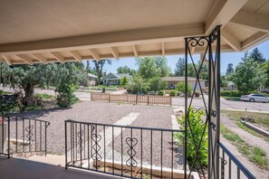 Balcony - 4 Bedroom Mountain View with Firepit & Ping Pong (Colorado Springs)