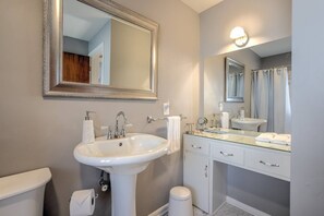 Bathroom - 4 Bedroom Mountain View with Firepit & Ping Pong (Colorado Springs)