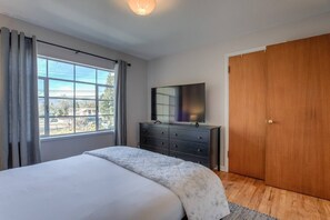 House (4 Bedrooms) | 4 bedrooms, premium bedding, down duvets, individually decorated - 4 Bedroom Mountain View with Firepit & Ping Pong (Colorado Springs)