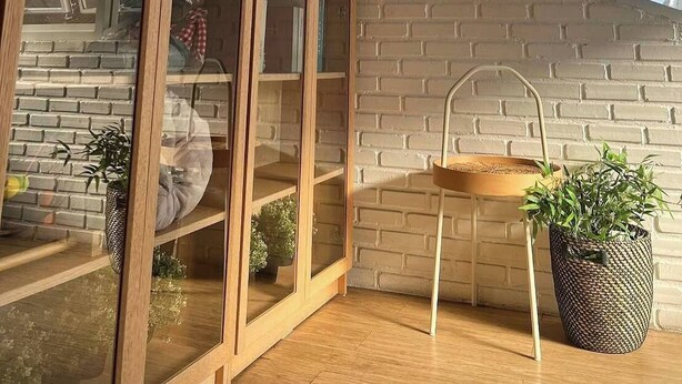 A room with large windows, a brick wall, and a wooden ceiling. - Nornnuea at Inthanon (Chom Thong)