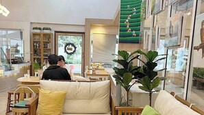 A modern interior with a sofa set, a coffee table, and a bookshelf. - Nornnuea at Inthanon (Chom Thong)