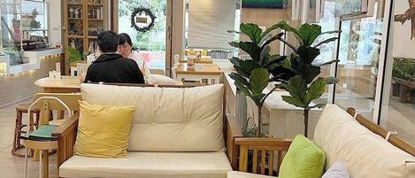 Un interior moderno con un conjunto de sofás, una mesa de centro y una estantería.