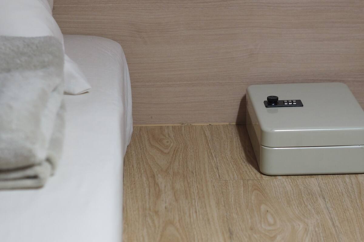 Caja de seguridad en la habitación, wifi gratis y ropa de cama