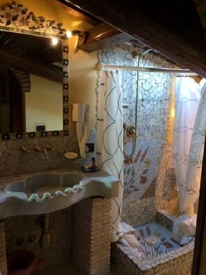Suite, 2 Bedrooms | Bathroom | Free toiletries, hair dryer, electronic bidet, towels - B&B Vittoria Colonna (Marino)