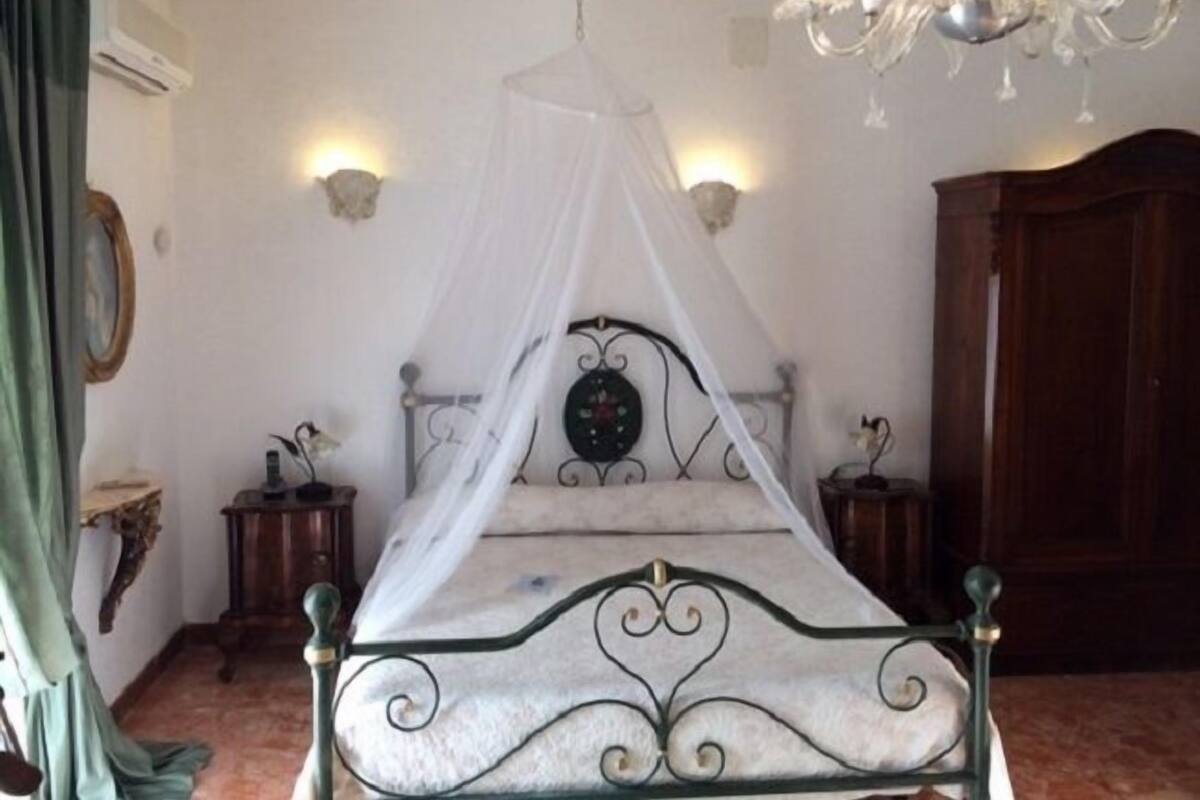 Double Room, Ensuite | Minibar, blackout drapes, iron/ironing board (on request), cribs (free)