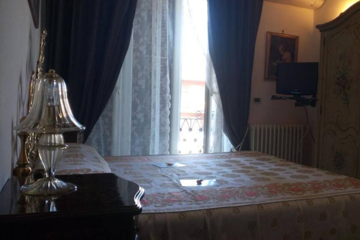 Twin Room, Ensuite | Minibar, blackout drapes, iron/ironing board (on request), cribs (free)