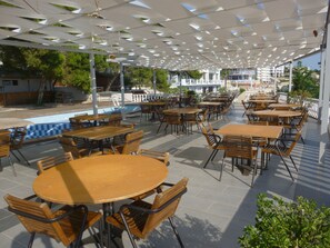 屋外ダイニングエリア