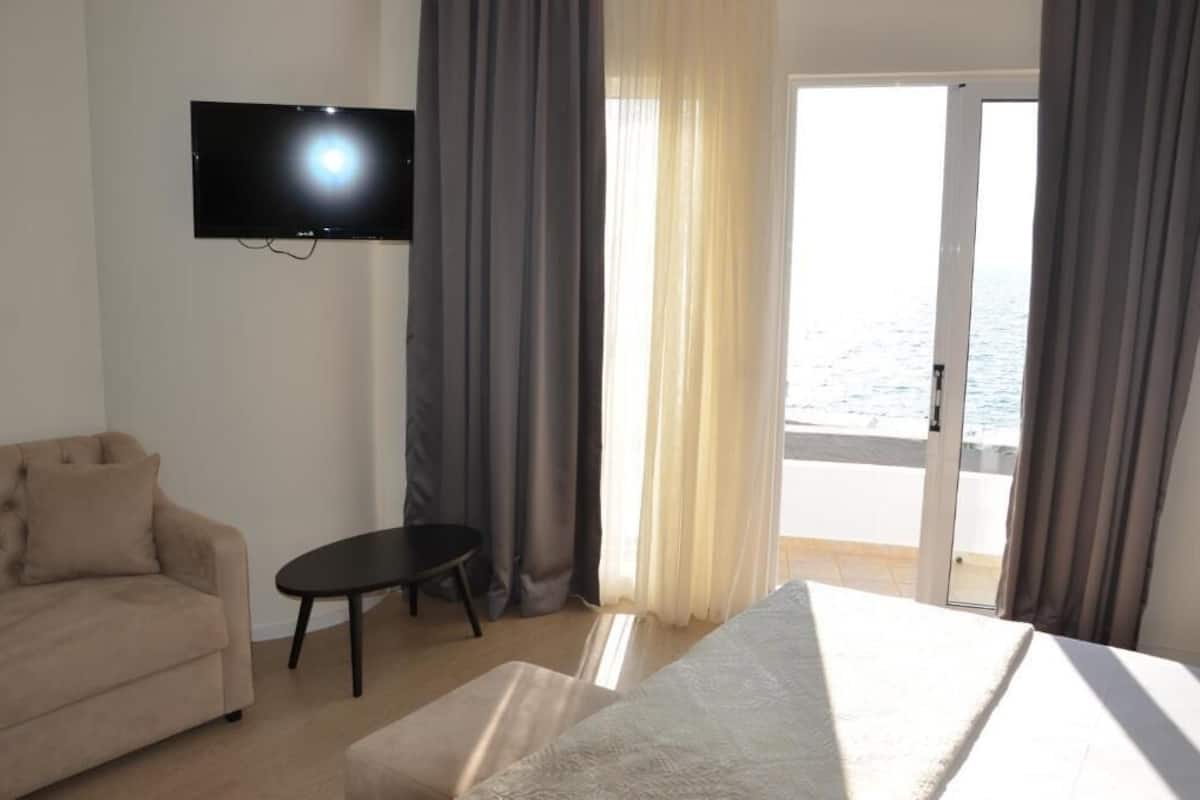 Camera familiare, vista mare parziale | Minibar, una cassaforte in camera, Wi-Fi gratuito, lenzuola