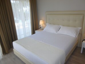 ห้องดับเบิลหรือทวิน, ระเบียง | มินิบาร์, ตู้นิรภัยในห้องพัก, Wi-Fi ฟรี, ผ้าปูที่นอน