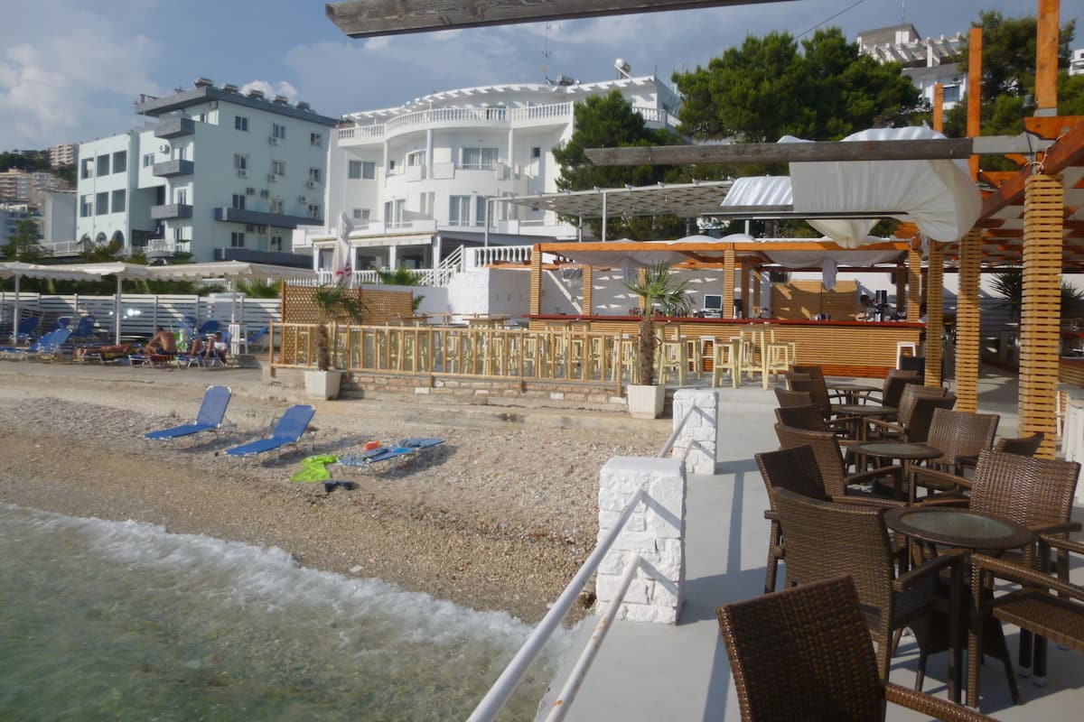 Camera doppia, vista mare | Minibar, una cassaforte in camera, Wi-Fi gratuito, lenzuola