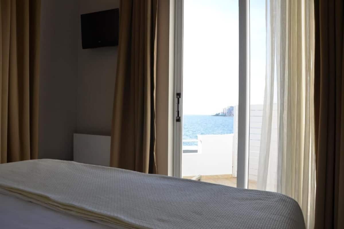 Camera familiare, vista mare | Minibar, una cassaforte in camera, Wi-Fi gratuito, lenzuola