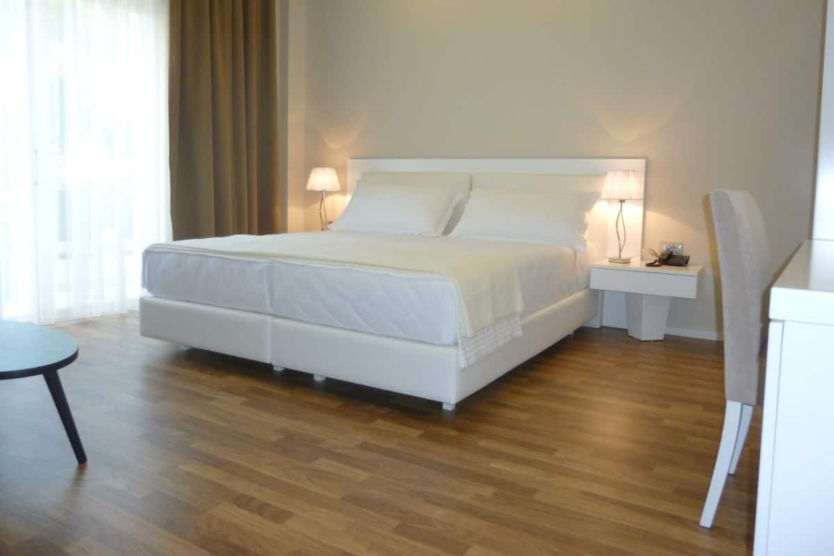 Camera con letto matrimoniale o 2 letti singoli, balcone | Minibar, una cassaforte in camera, Wi-Fi gratuito, lenzuola