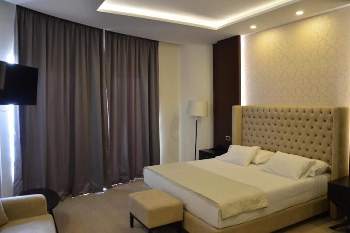 Camera tripla, vista mare parziale | Minibar, una cassaforte in camera, Wi-Fi gratuito, lenzuola
