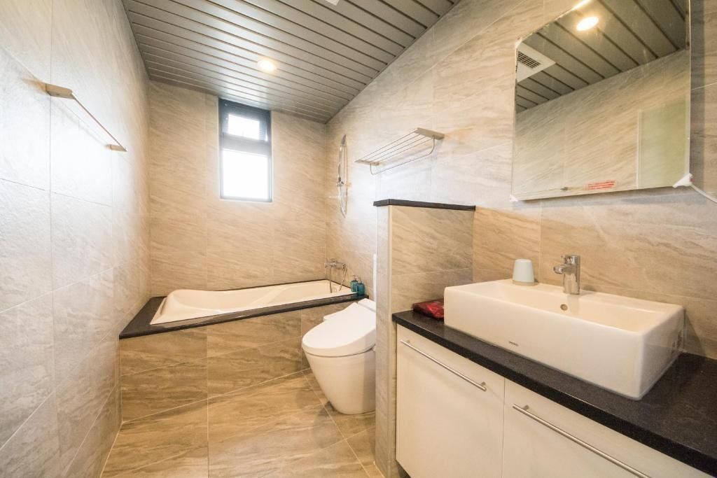 Un baño moderno con bañera, inodoro y lavabo.