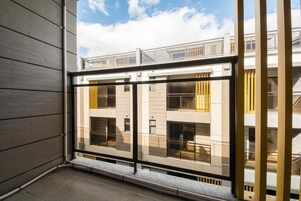 办公桌、隔音、免费 WiFi、床单