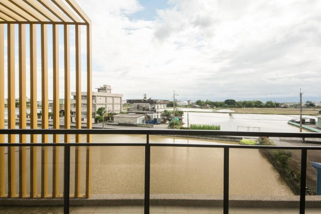 Desk, soundproofing, free WiFi, bed sheets