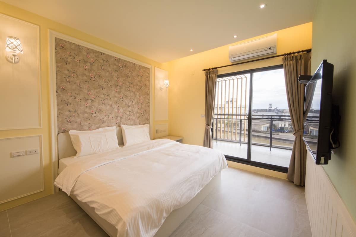 4 bedrooms, desk, soundproofing, free WiFi