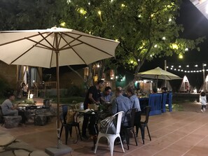 Petit déjeuner, déjeuner et dîner servis sur place