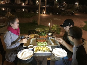 Petit déjeuner, déjeuner et dîner servis sur place