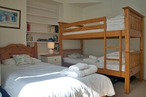 3 bedrooms, iron/ironing board, free WiFi, bed sheets