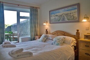 6 bedrooms, free WiFi, bed sheets, wheelchair access