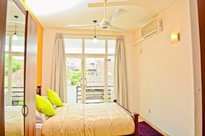 3 bedrooms, desk, iron/ironing board, travel crib - Furnished 3 BR apartment for rent in Colombo suburbs. (RAJAGIRIYA)