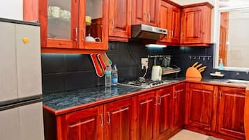 Geladeira, micro-ondas, cooktop, cafeteira/chaleira