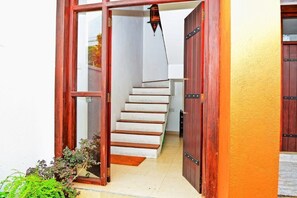 Interior - Furnished 3 BR apartment for rent in Colombo suburbs. (RAJAGIRIYA)