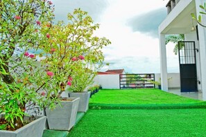 Property grounds - Furnished 3 BR apartment for rent in Colombo suburbs. (RAJAGIRIYA)