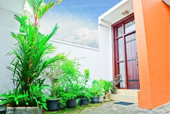 Exterior detail - Furnished 3 BR apartment for rent in Colombo suburbs. (RAJAGIRIYA)