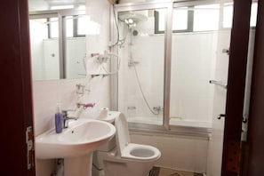 Combined shower/tub, deep soaking tub, rainfall showerhead