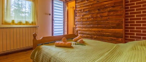 2 bedrooms, iron/ironing board, free WiFi