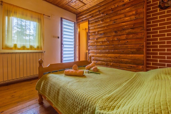 2 bedrooms, iron/ironing board, WiFi (free)