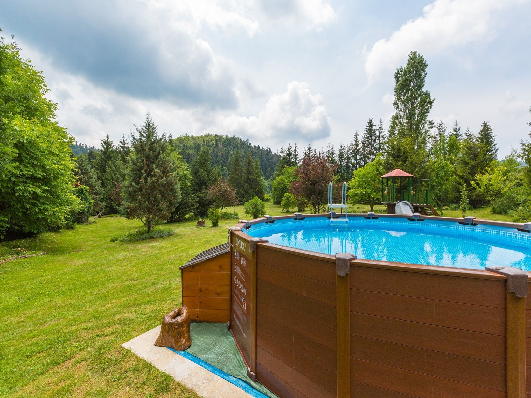 حمّام سباحة خارجي