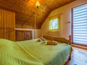 2 bedrooms, iron/ironing board, free WiFi