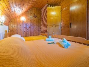 2 bedrooms, iron/ironing board, free WiFi