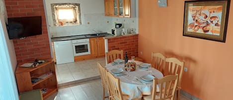 Maison | Cuisine privée | Réfrigérateur, micro-ondes, plaque de cuisson, lave-vaisselle