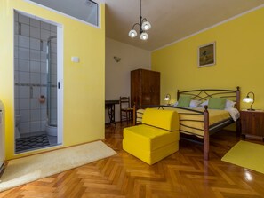 3 bedrooms, iron/ironing board, free WiFi, bed sheets