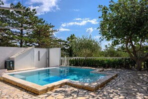 Una piscina al aire libre, una piscina climatizada