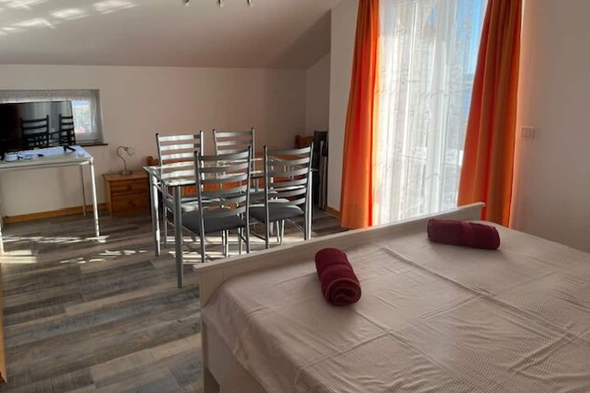 Ein Hotelzimmer mit einem Bett, einem Schreibtisch und Stühlen.