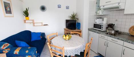 Apartment (A1) | Eigene Küche | Kühlschrank, Mikrowelle, Herdplatte, Espressomaschine