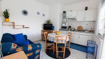 Private kitchen | Fridge, microwave, stovetop, espresso maker
