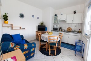 Cuisine privée | Réfrigérateur, four à micro-ondes, surface de cuisson