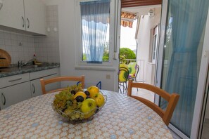 Cuisine privée | Réfrigérateur, four à micro-ondes, surface de cuisson