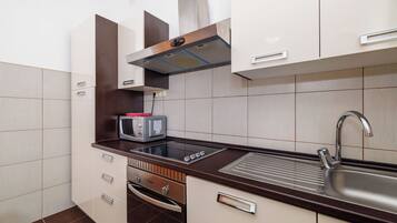 Apartment (A1) | Private kitchen | Fridge, microwave, oven, stovetop