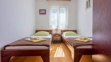 4 bedrooms, iron/ironing board, free WiFi