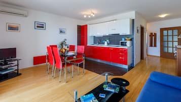 Private kitchen | Fridge, stovetop, espresso maker, cookware/dishes/utensils