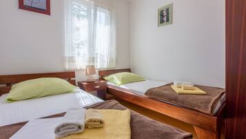 4 bedrooms, iron/ironing board, free WiFi