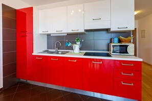 Private kitchen | Fridge, stovetop, espresso maker, cookware/dishes/utensils